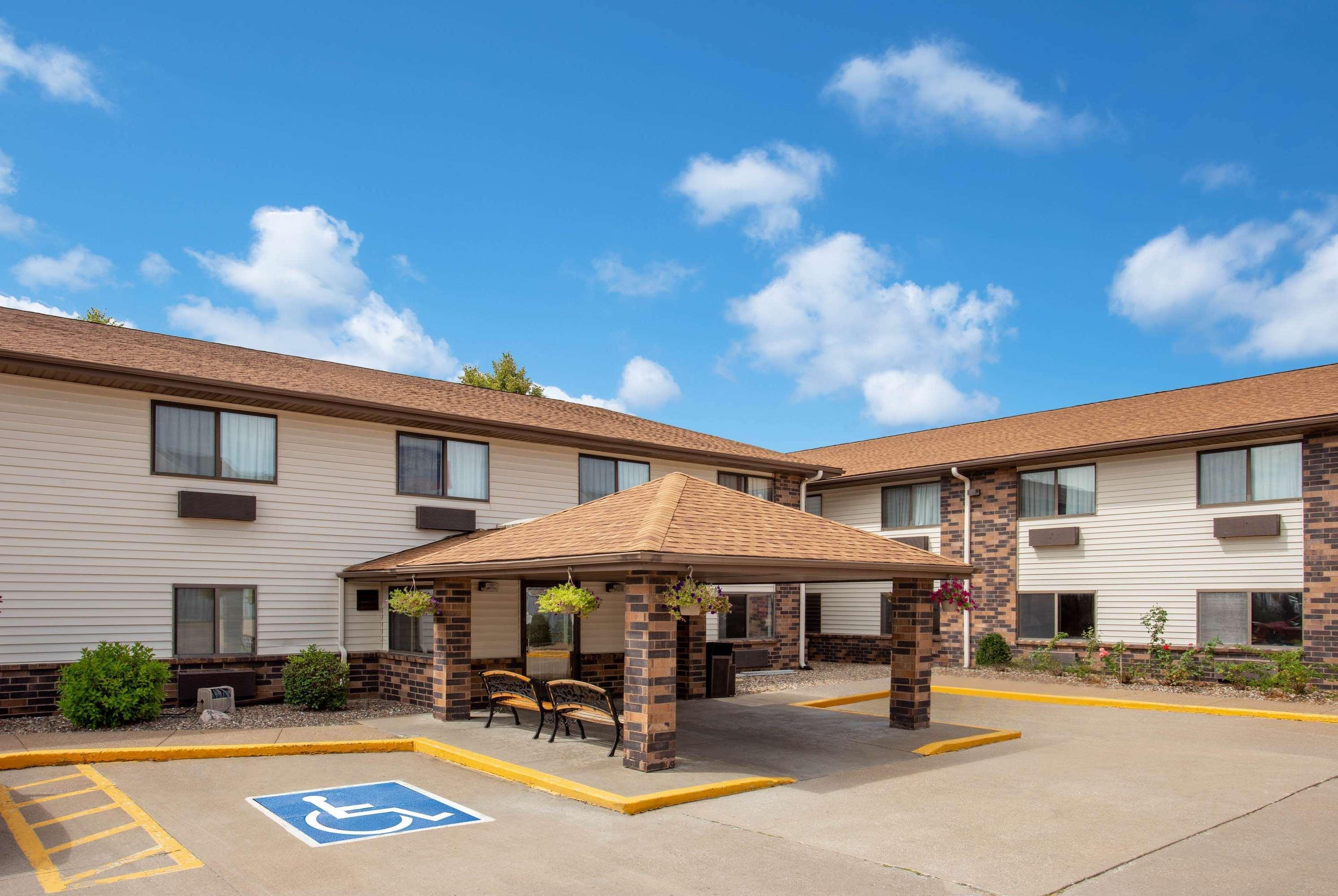 Days Inn & Suites By Wyndham Davenport East Exterior foto