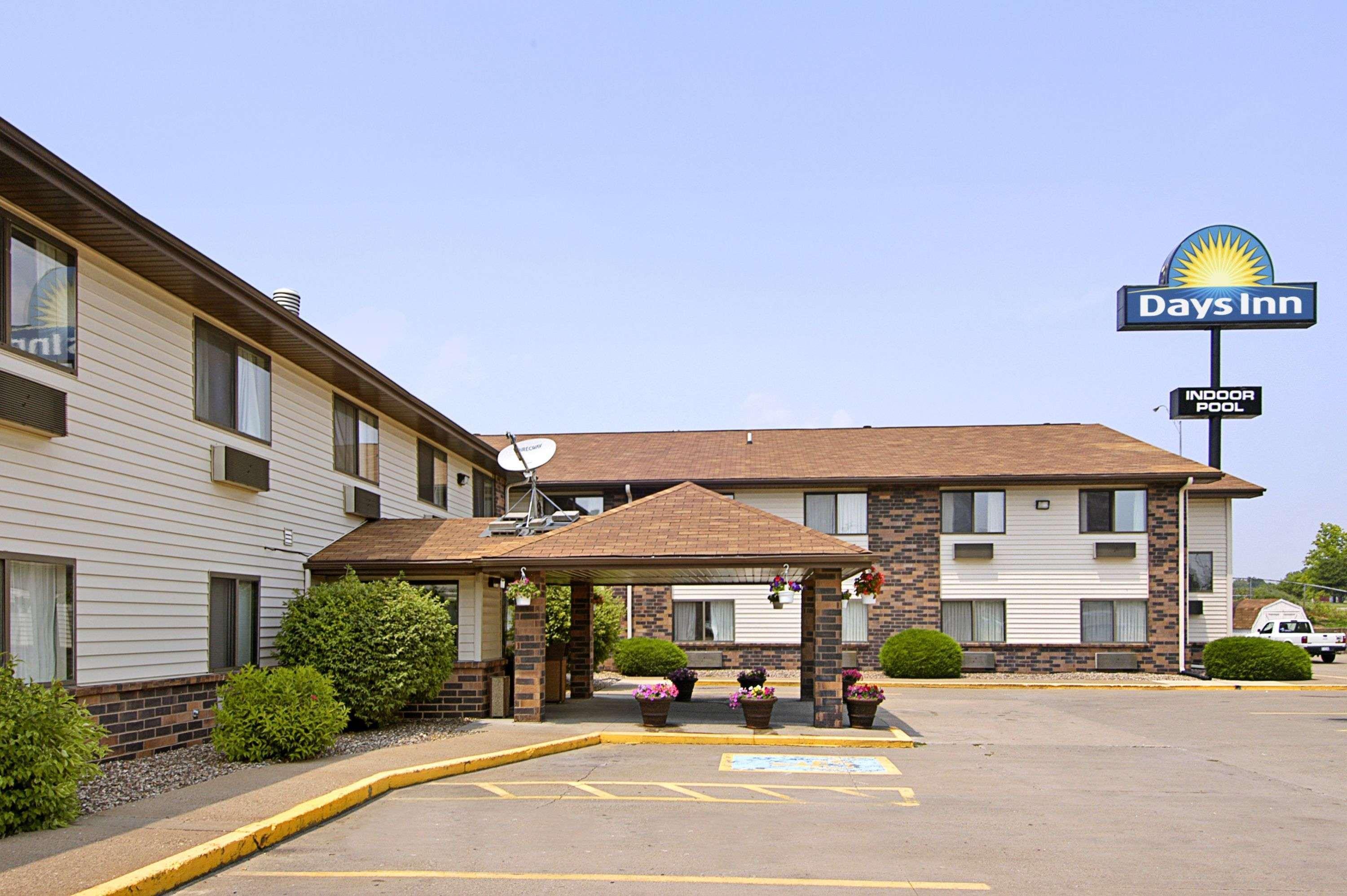 Days Inn & Suites By Wyndham Davenport East Exterior foto