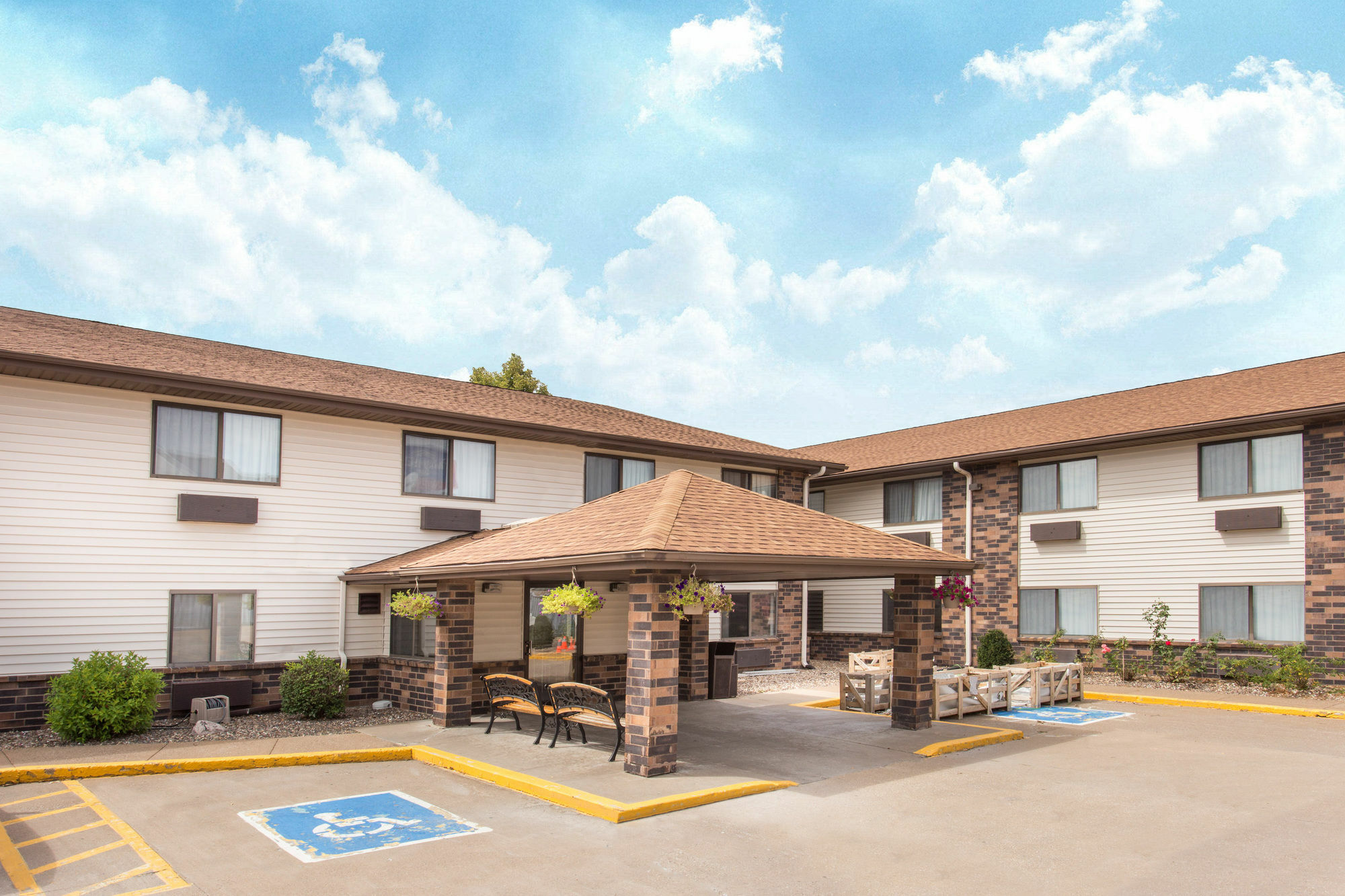 Days Inn & Suites By Wyndham Davenport East Exterior foto